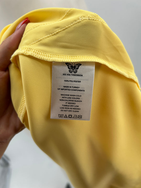 Robe jaune à détails papillons