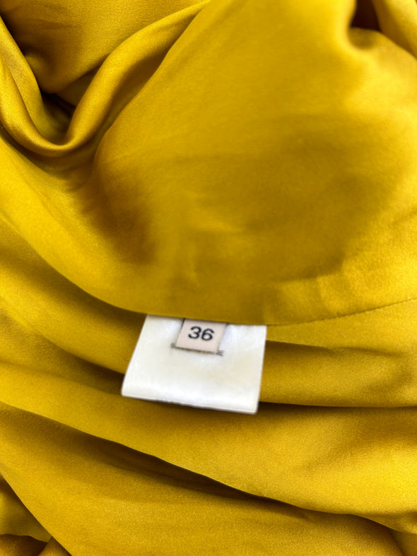 Robe jaune à découpes en soie