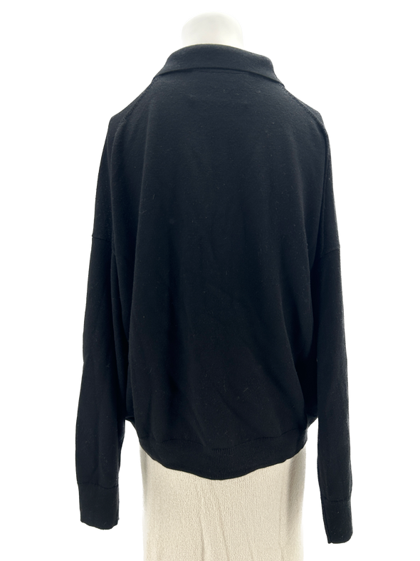 Pull noir à boutons en laine