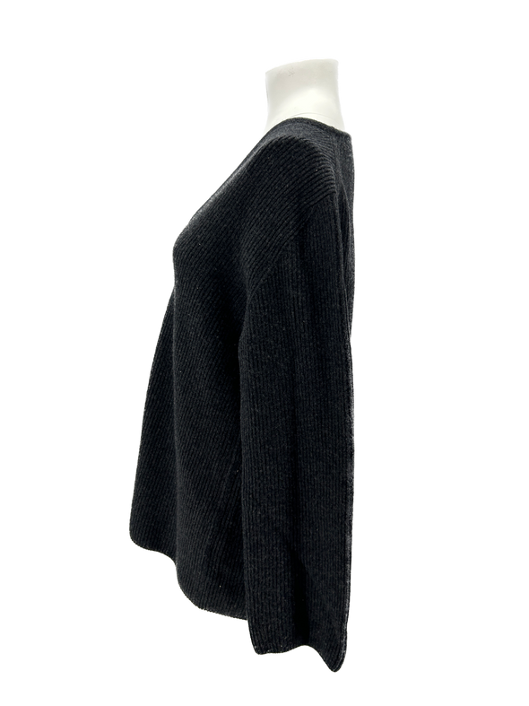 Pull gris en laine à col V