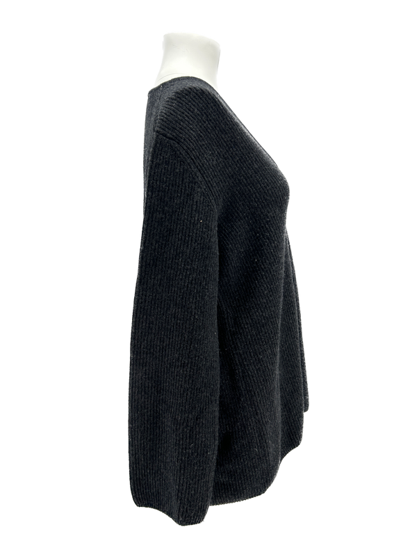Pull gris en laine à col V