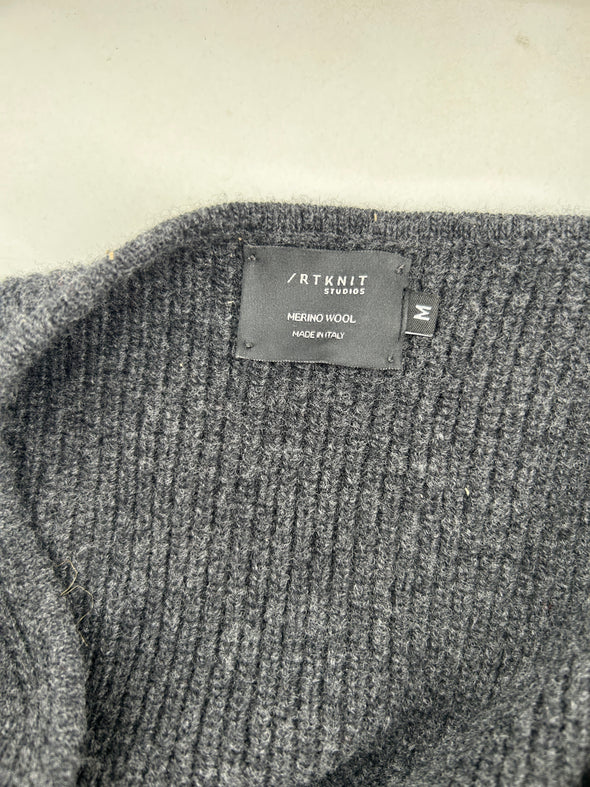 Pull gris en laine à col V
