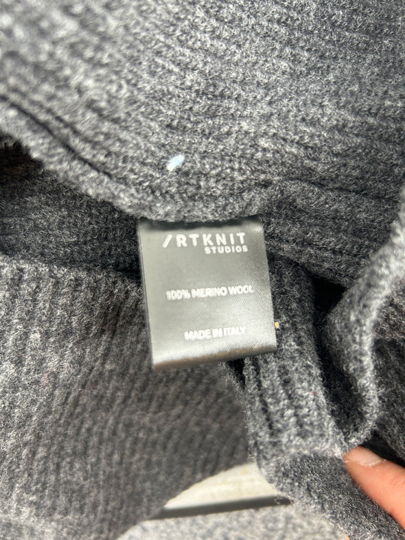 Pull gris en laine à col V