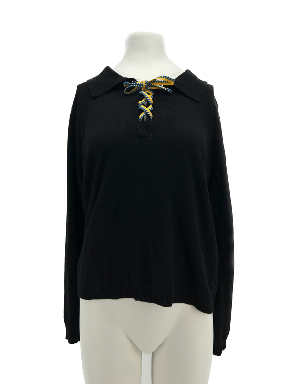 Pull noir à lacet jaune et bleu