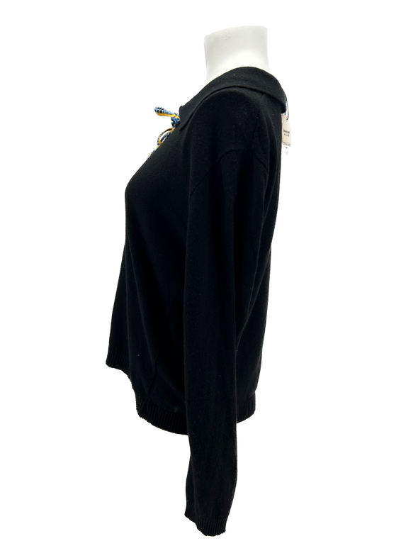 Pull noir à lacet jaune et bleu