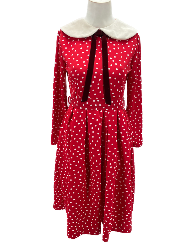 Robe rouge à pois blanc