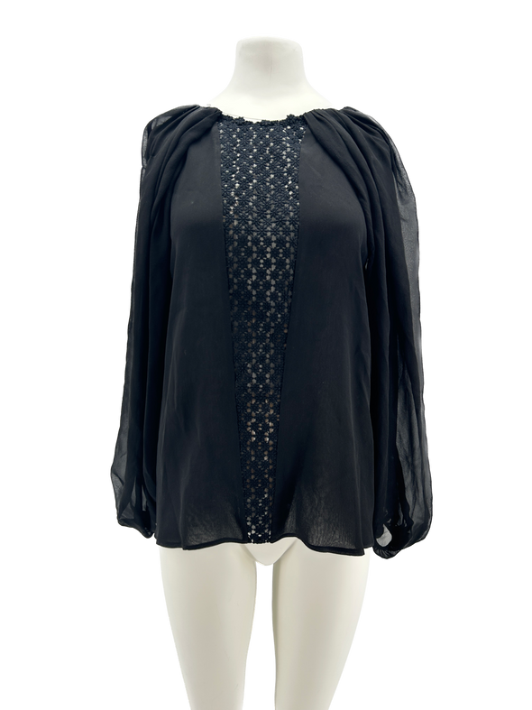 Blouse noire en soie à broderies
