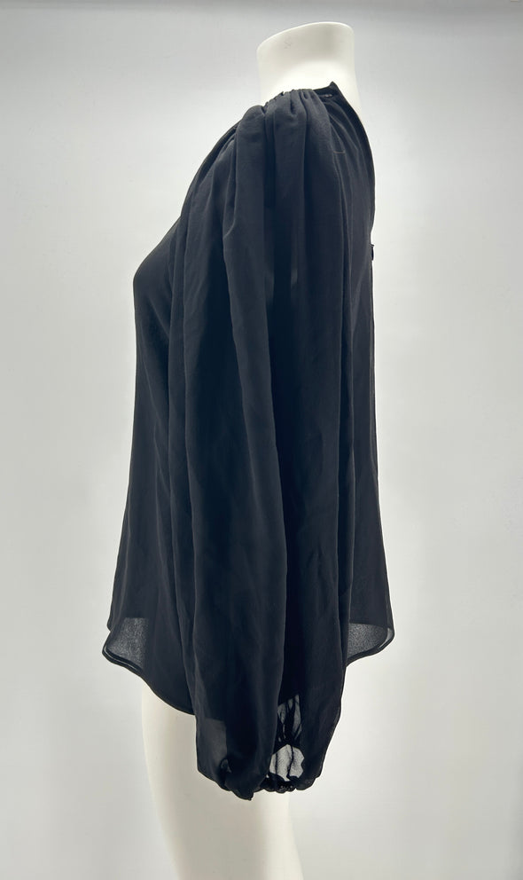 Blouse noire en soie à broderies