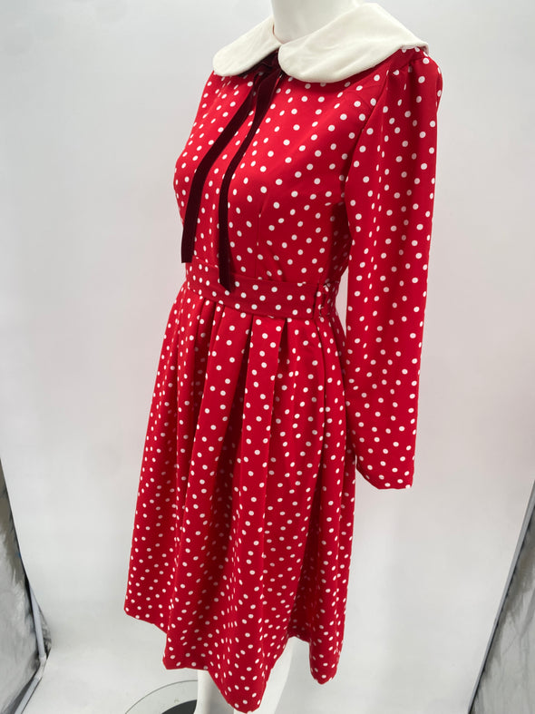 Robe rouge à pois blanc