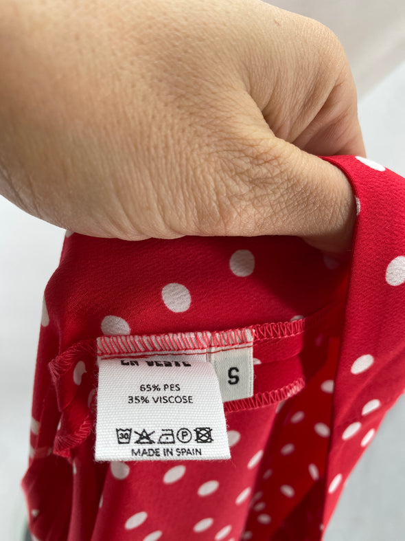 Robe rouge à pois blanc