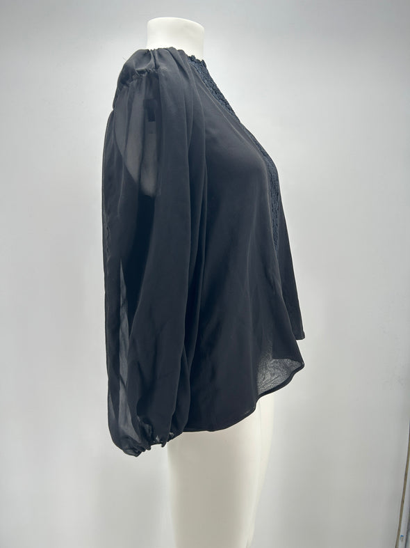 Blouse noire en soie à broderies