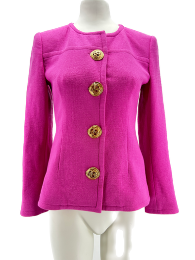 Veste rose à boutons dorés