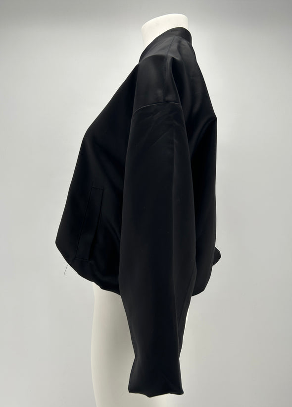 Veste noire à manches bouffantes
