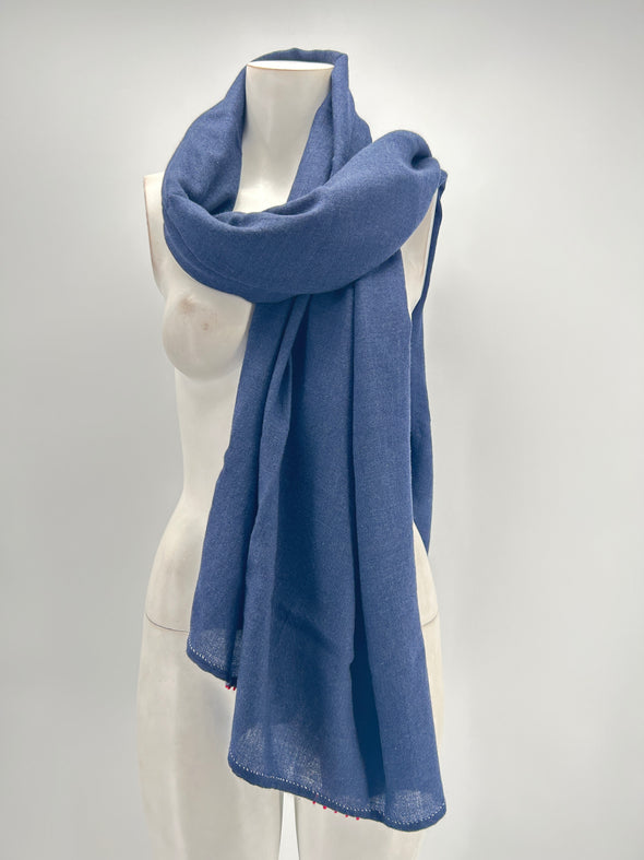 Echarpe bleue avec bordures à carreaux