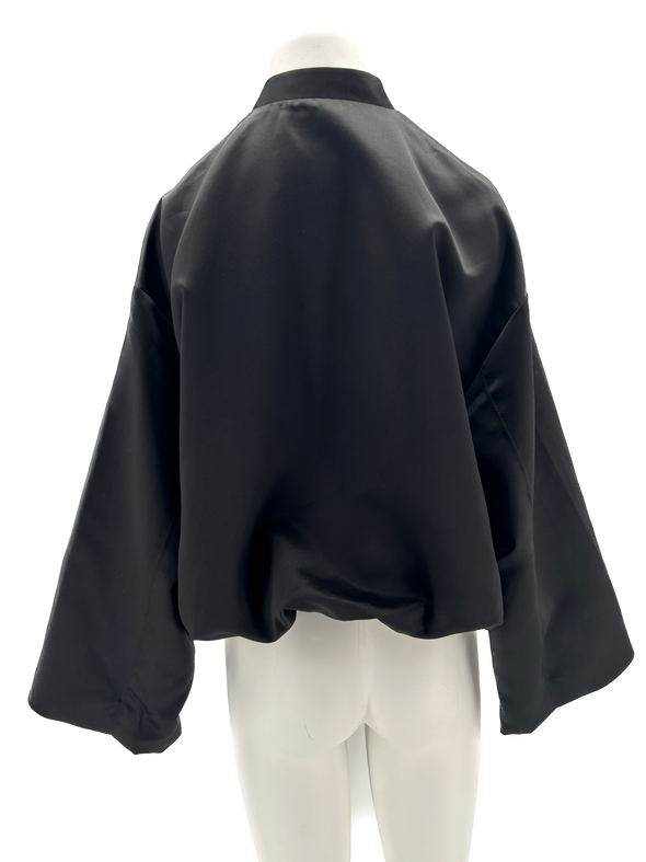 Veste noire à manches bouffantes