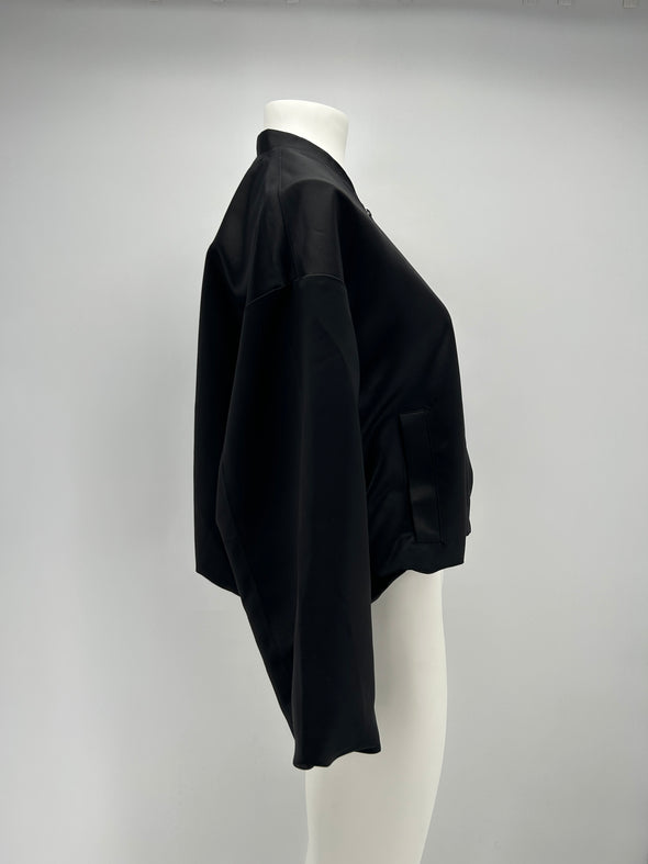 Veste noire à manches bouffantes
