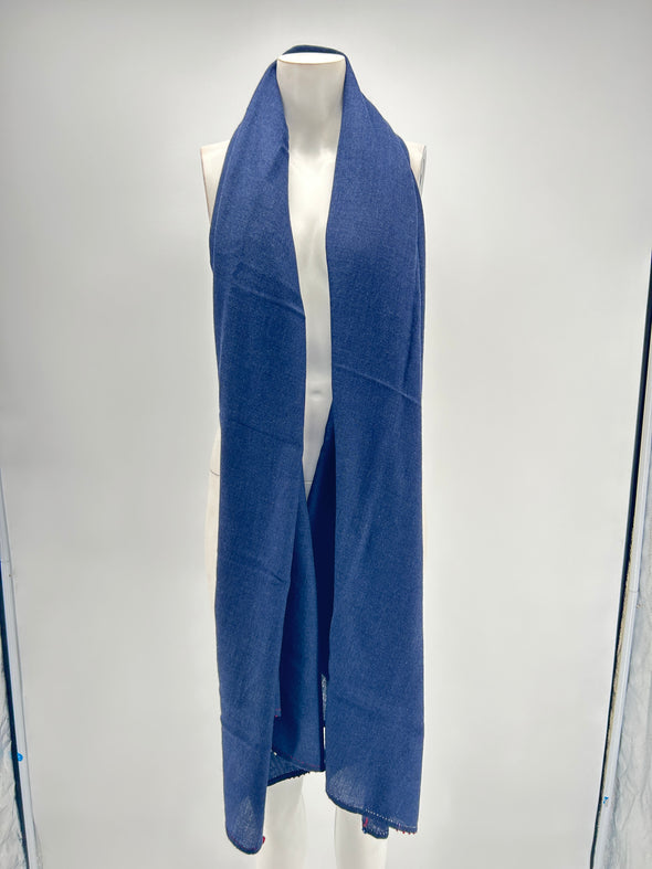 Echarpe bleue avec bordures à carreaux