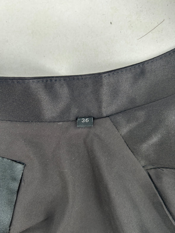 Veste noire à manches bouffantes