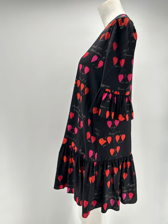 Robe noire en soie à volants à motifs