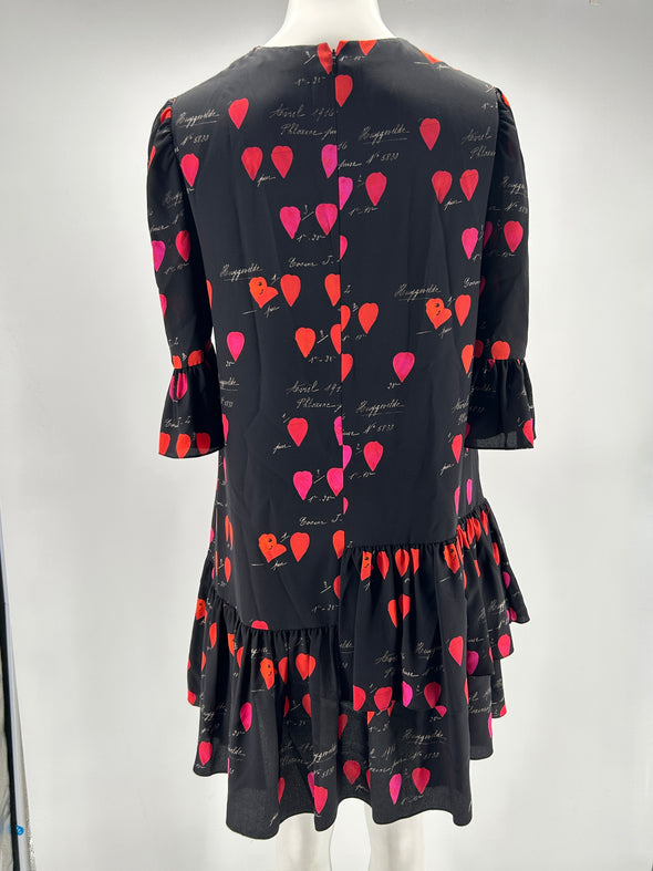 Robe noire en soie à volants à motifs