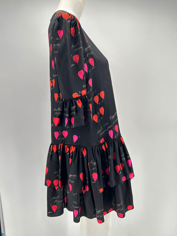 Robe noire en soie à volants à motifs