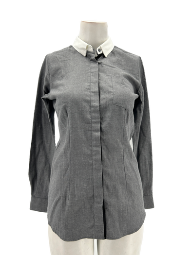 Chemise en coton grise à col blanc
