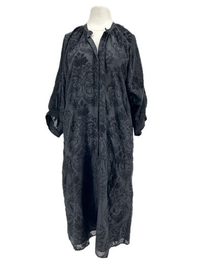 Robe noire à broderies