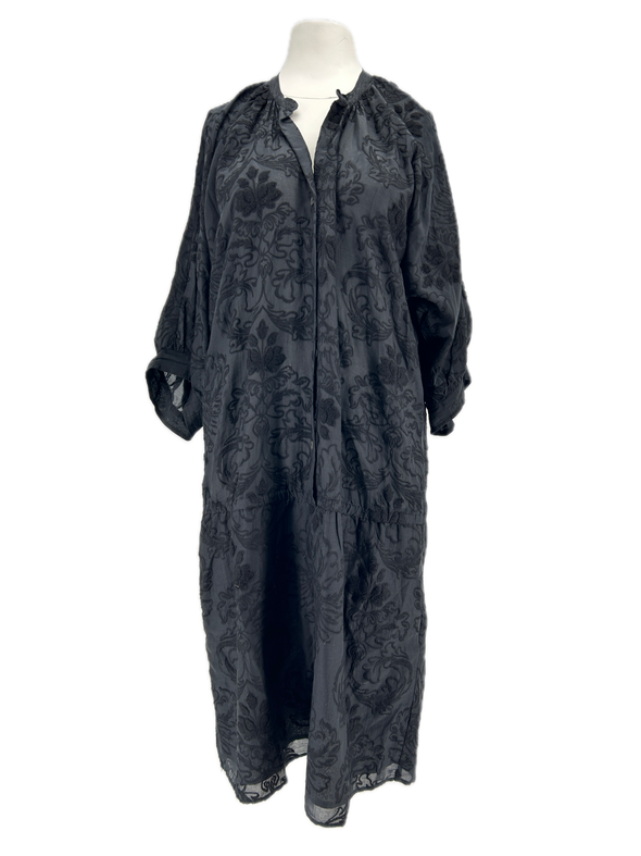 Robe noire à broderies