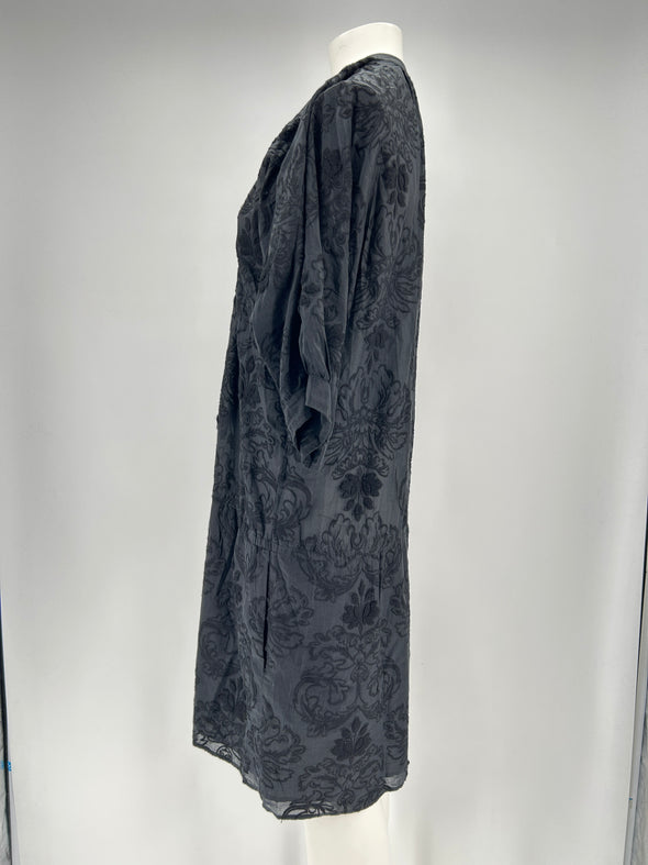 Robe noire à broderies