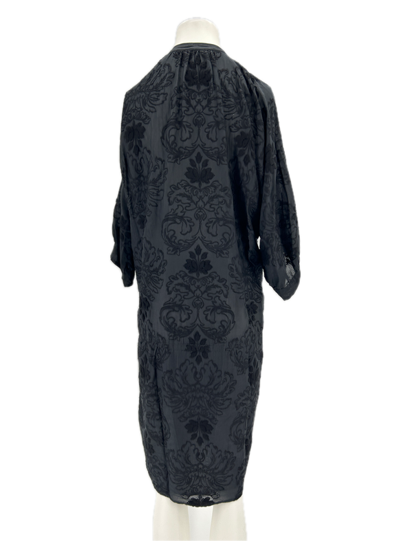 Robe noire à broderies