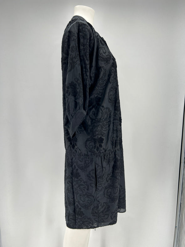 Robe noire à broderies