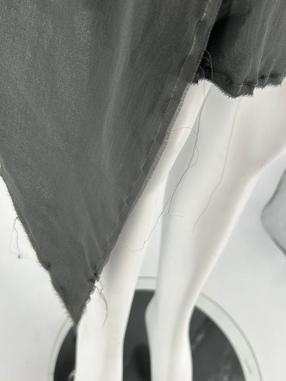 Robe grise en soie asymétrique