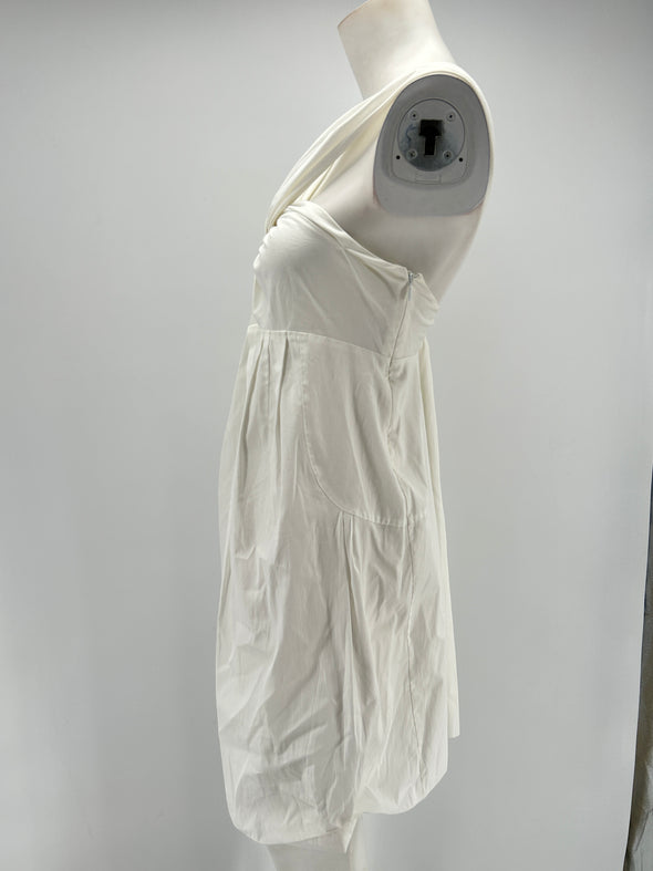 Robe blanche à col torsadé