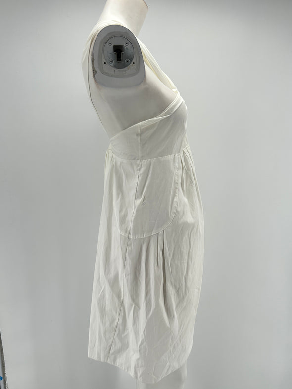 Robe blanche à col torsadé