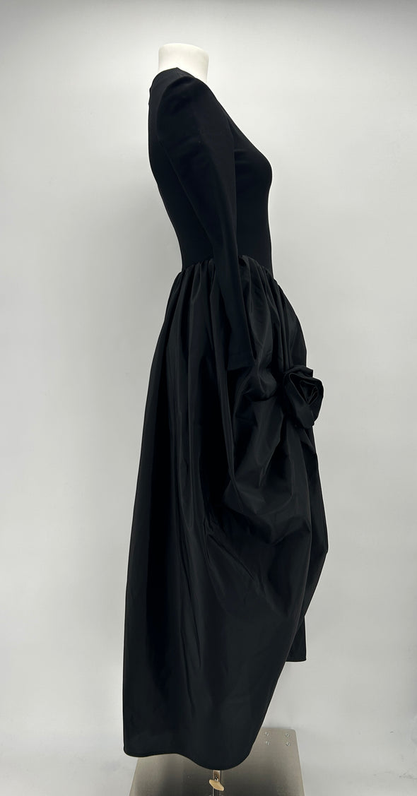 Robe noire rehaussée d'une fleur noire "Aurora"