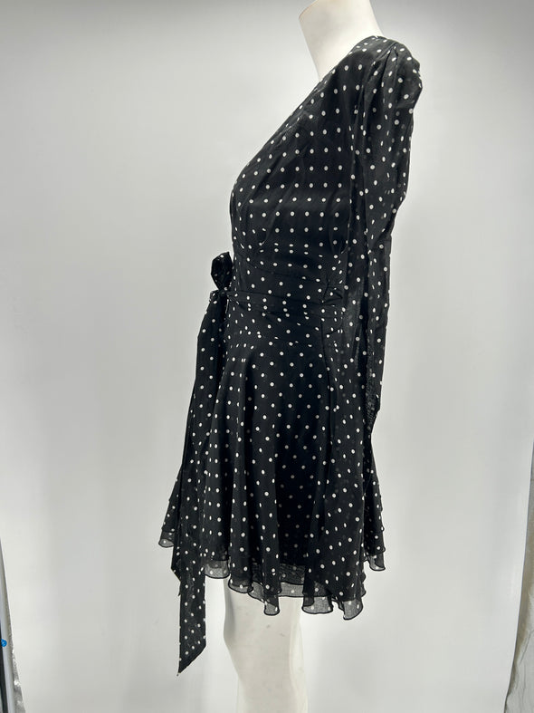 Robe noire à pois blancs