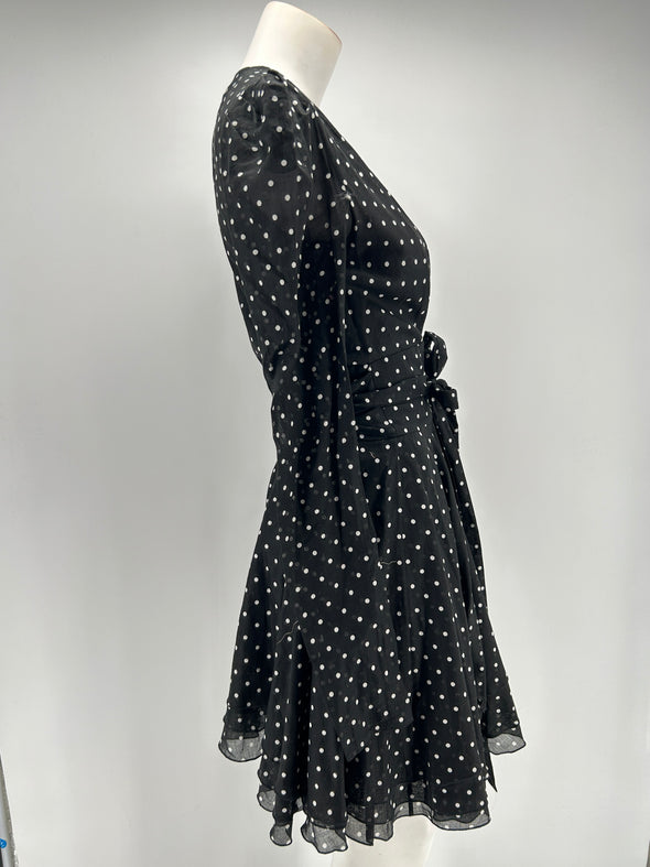 Robe noire à pois blancs