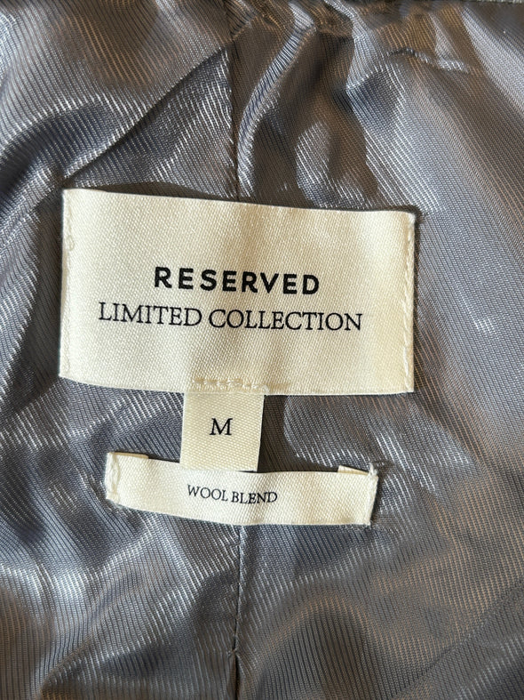 Manteau long gris avec fausse fourrure