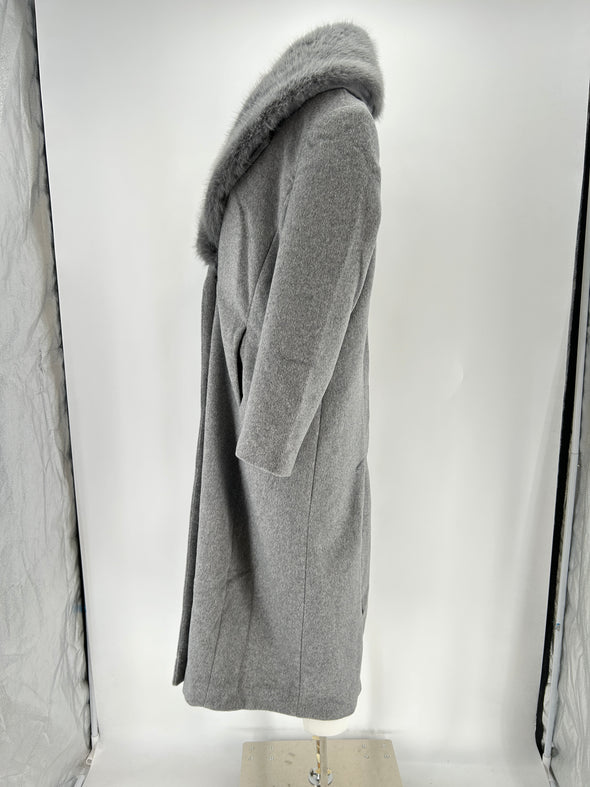 Manteau long gris avec fausse fourrure