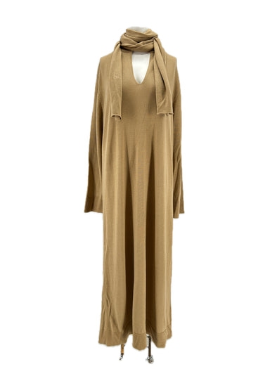 Robe camel avec écharpe
