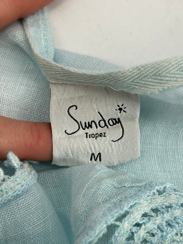 Top en lin bleu ciel à broderies