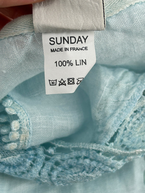 Top en lin bleu ciel à broderies