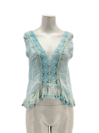 Top en lin bleu ciel à broderies