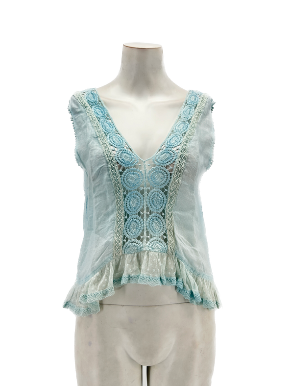 Top en lin bleu ciel à broderies