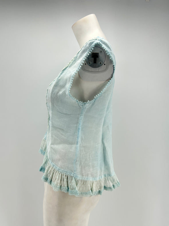 Top en lin bleu ciel à broderies