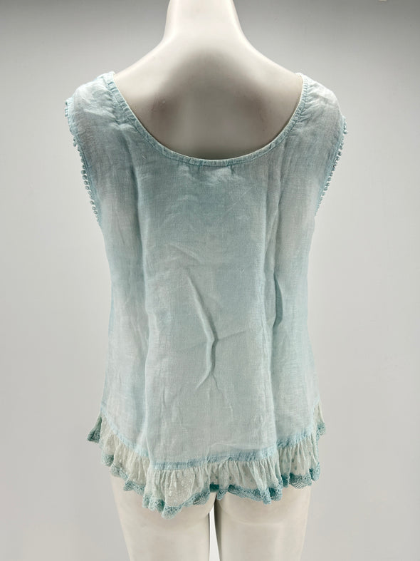 Top en lin bleu ciel à broderies