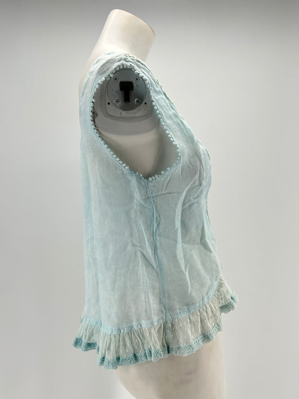 Top en lin bleu ciel à broderies