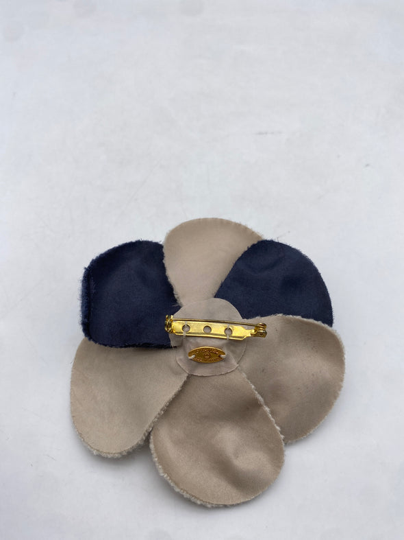 Camélia noire et beige