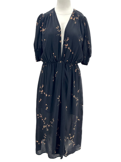 Robe noire à fleurs