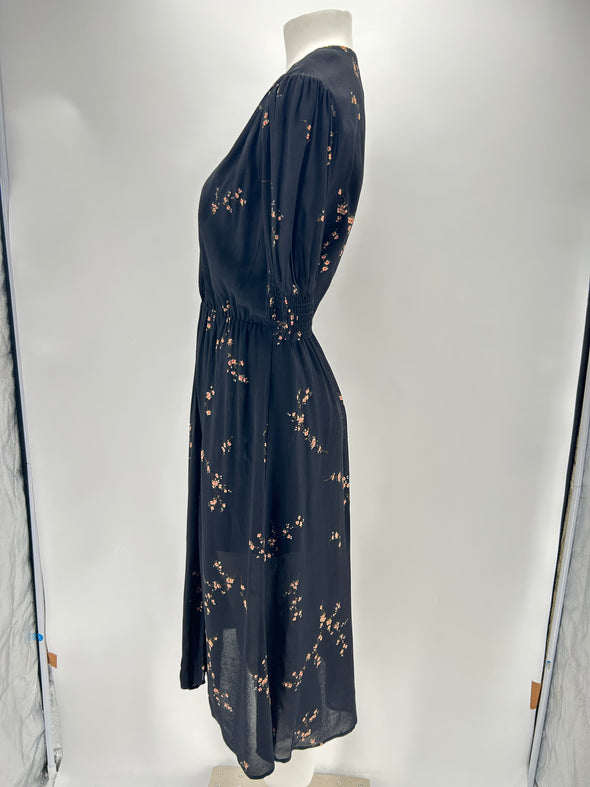 Robe noire à fleurs